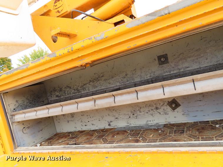 image for item DF1269 1988 Ford F700 bucket truck