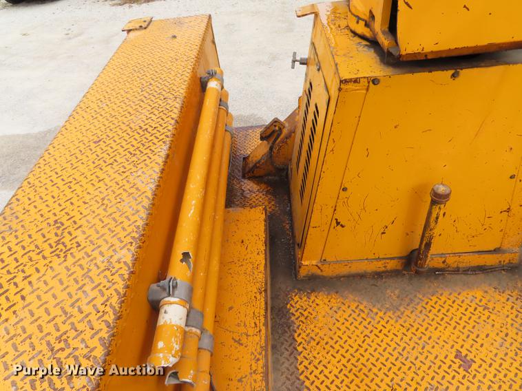 image for item DF1269 1988 Ford F700 bucket truck