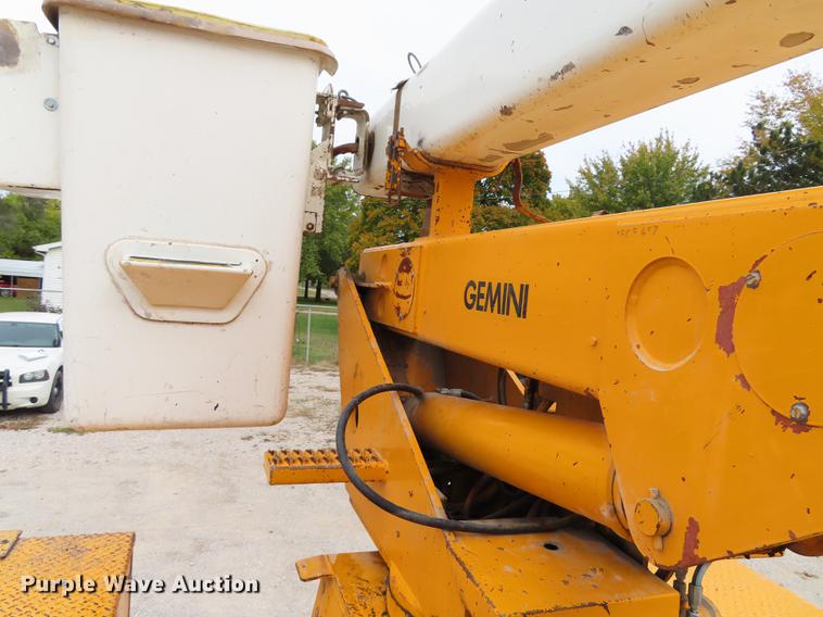 image for item DF1269 1988 Ford F700 bucket truck