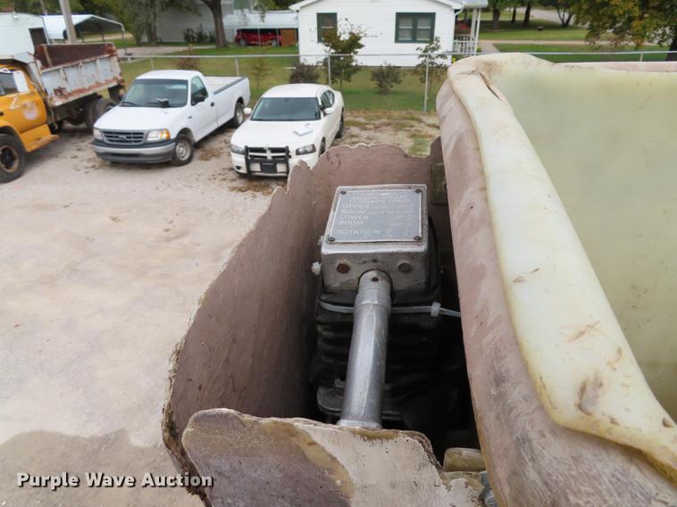 image for item DF1269 1988 Ford F700 bucket truck