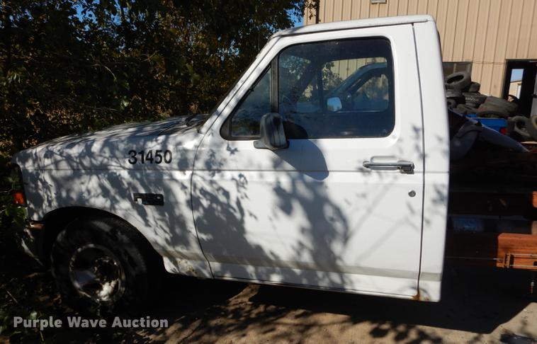 image for item DF1891 1996 Ford F150 pickup truck cab and chassis
