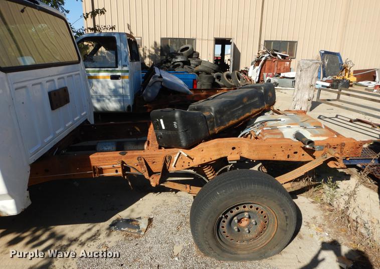image for item DF1891 1996 Ford F150 pickup truck cab and chassis