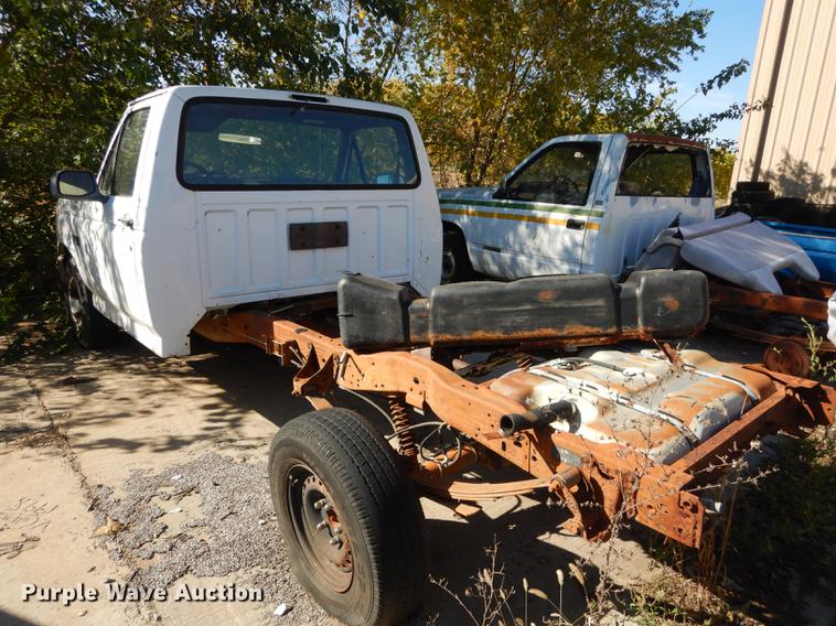 image for item DF1891 1996 Ford F150 pickup truck cab and chassis