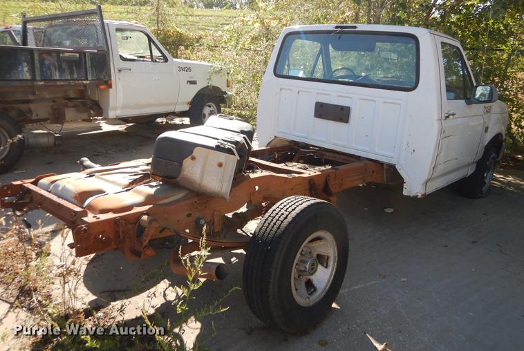 image for item DF1891 1996 Ford F150 pickup truck cab and chassis