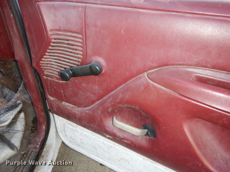 image for item DF1891 1996 Ford F150 pickup truck cab and chassis