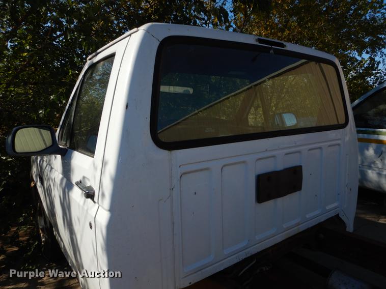 image for item DF1891 1996 Ford F150 pickup truck cab and chassis