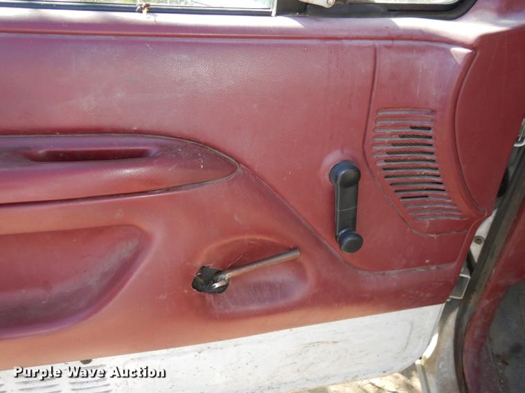 image for item DF1891 1996 Ford F150 pickup truck cab and chassis