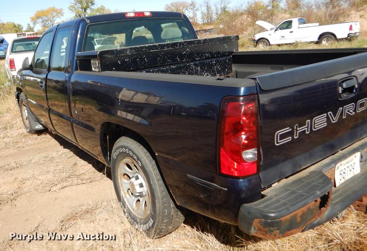 image for item DF1900 2005 Chevrolet Silverado 1500 Ext. Cab pickup truck
