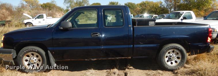 image for item DF1900 2005 Chevrolet Silverado 1500 Ext. Cab pickup truck