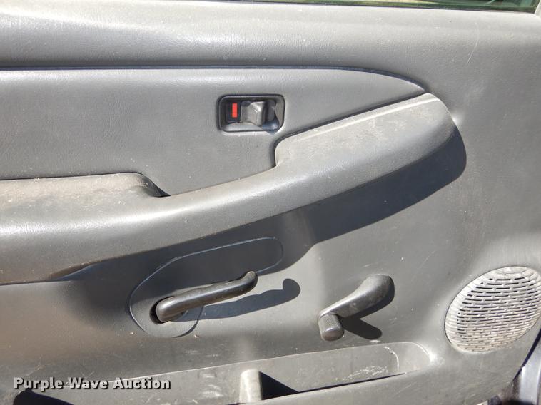 image for item DF1900 2005 Chevrolet Silverado 1500 Ext. Cab pickup truck