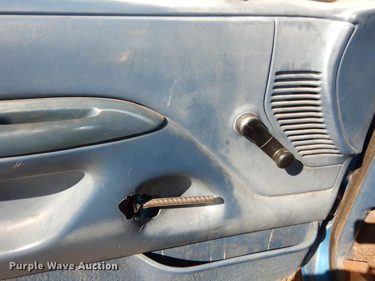 image for item DF1915 1995 Ford F150 pickup truck