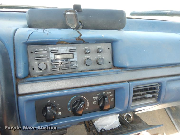 image for item DF1915 1995 Ford F150 pickup truck