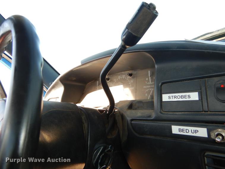 image for item DF1915 1995 Ford F150 pickup truck