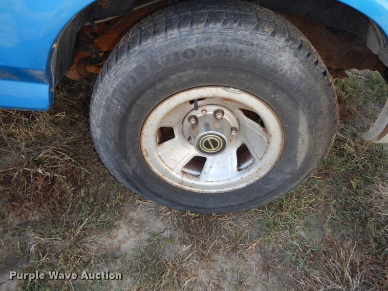 image for item DF1915 1995 Ford F150 pickup truck