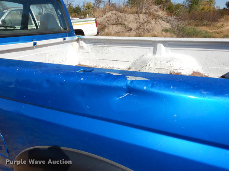 image for item DF1915 1995 Ford F150 pickup truck