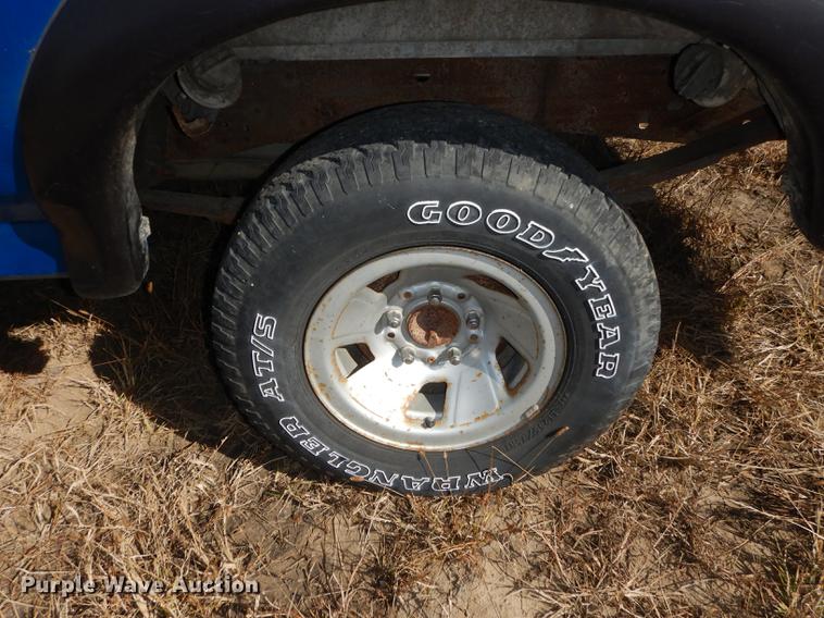 image for item DF1915 1995 Ford F150 pickup truck