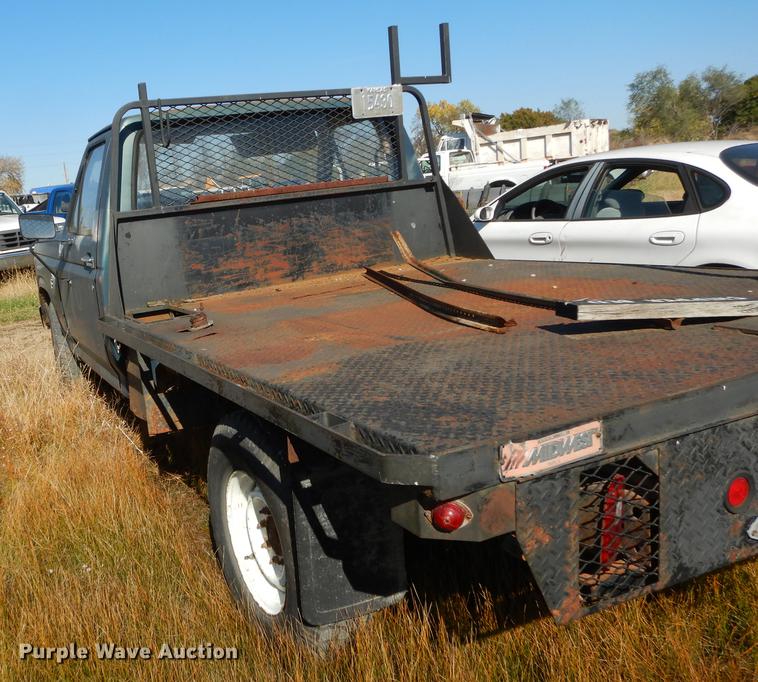 image for item DF1929 1984 Ford F250 flatbed pickup truck