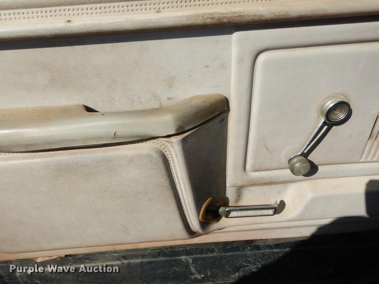 image for item DF1929 1984 Ford F250 flatbed pickup truck