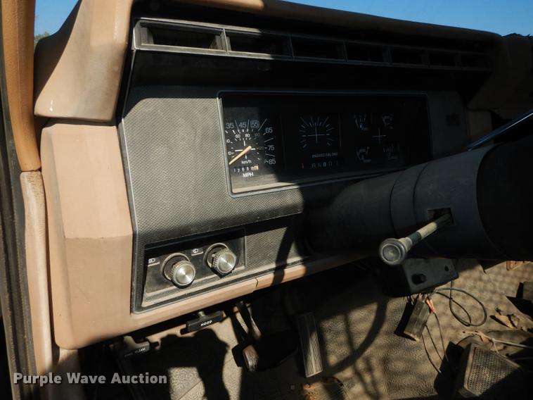 image for item DF1929 1984 Ford F250 flatbed pickup truck