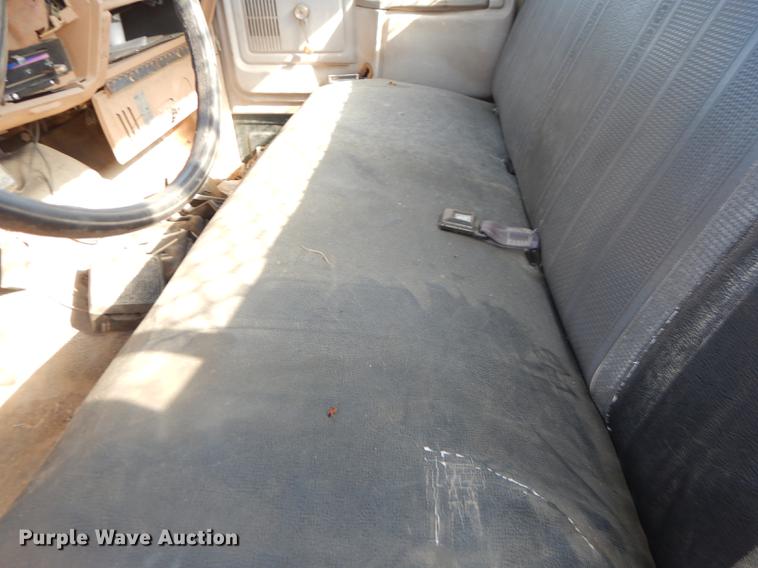 image for item DF1929 1984 Ford F250 flatbed pickup truck