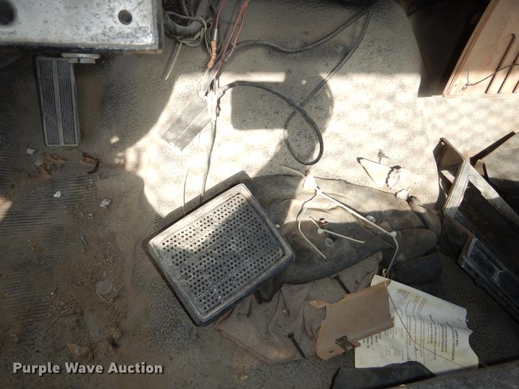 image for item DF1929 1984 Ford F250 flatbed pickup truck