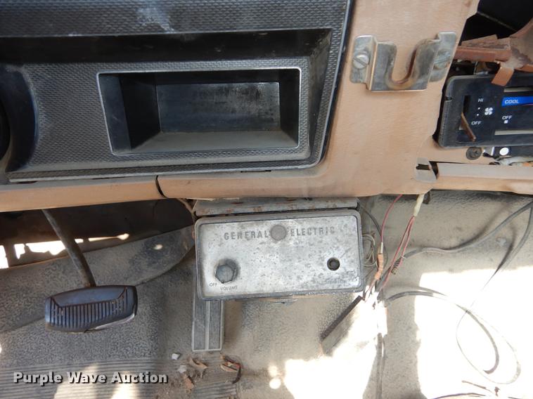 image for item DF1929 1984 Ford F250 flatbed pickup truck