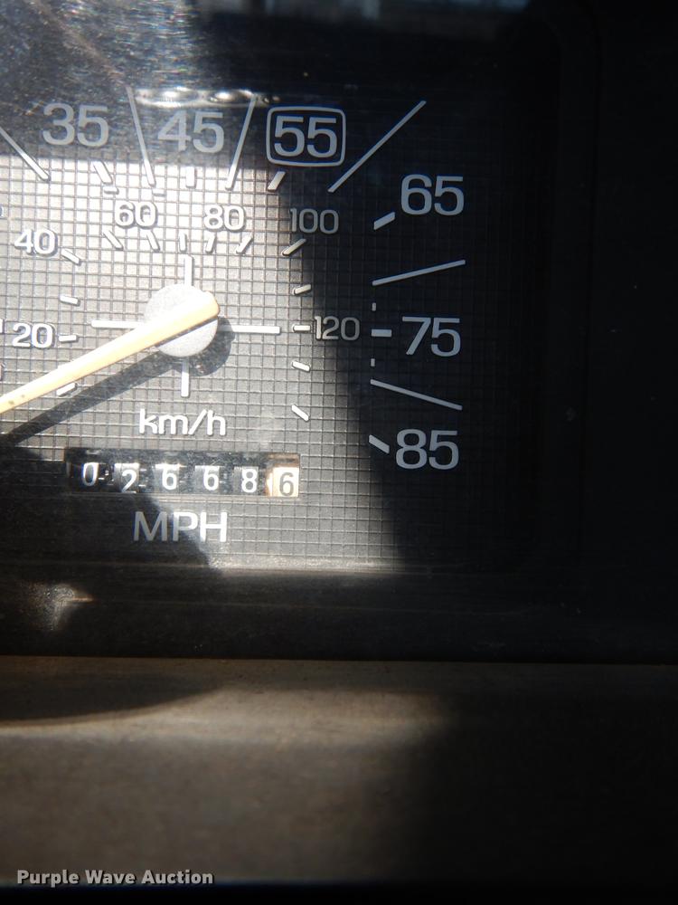 image for item DF1929 1984 Ford F250 flatbed pickup truck