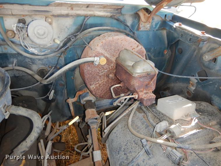 image for item DF1929 1984 Ford F250 flatbed pickup truck