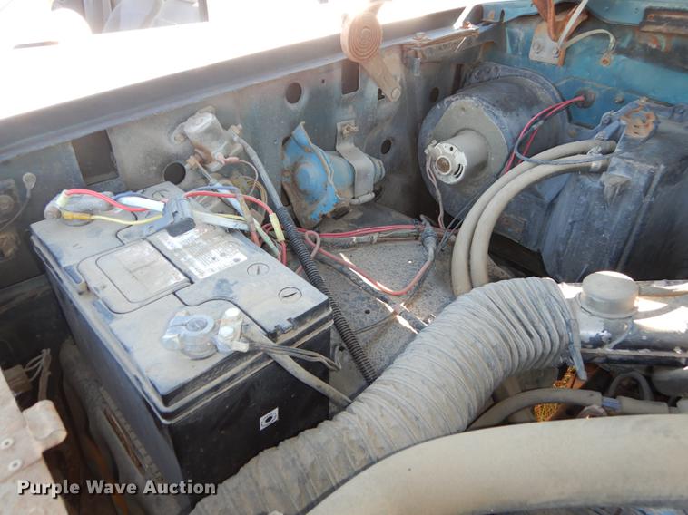 image for item DF1929 1984 Ford F250 flatbed pickup truck