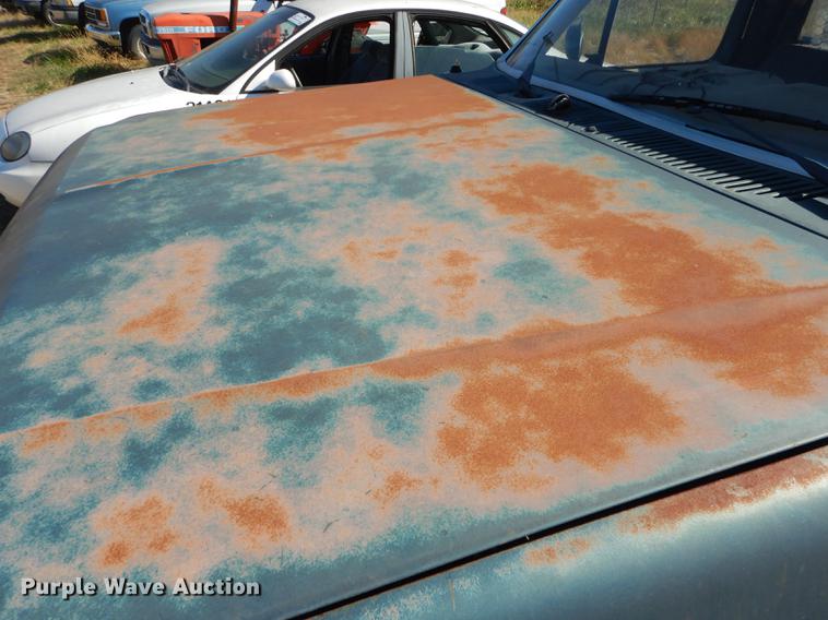 image for item DF1929 1984 Ford F250 flatbed pickup truck