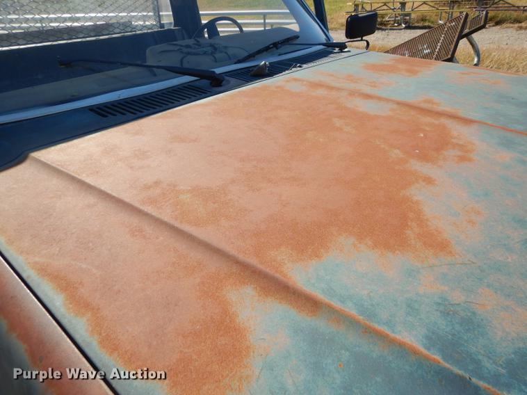 image for item DF1929 1984 Ford F250 flatbed pickup truck