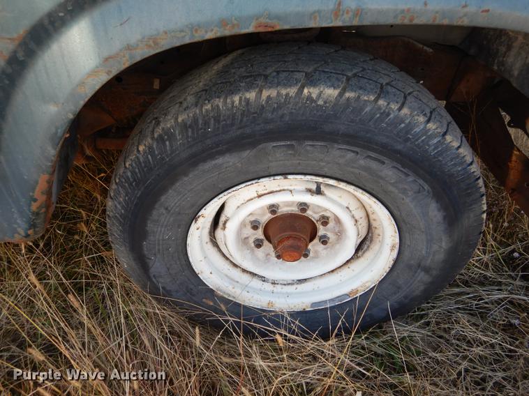 image for item DF1929 1984 Ford F250 flatbed pickup truck