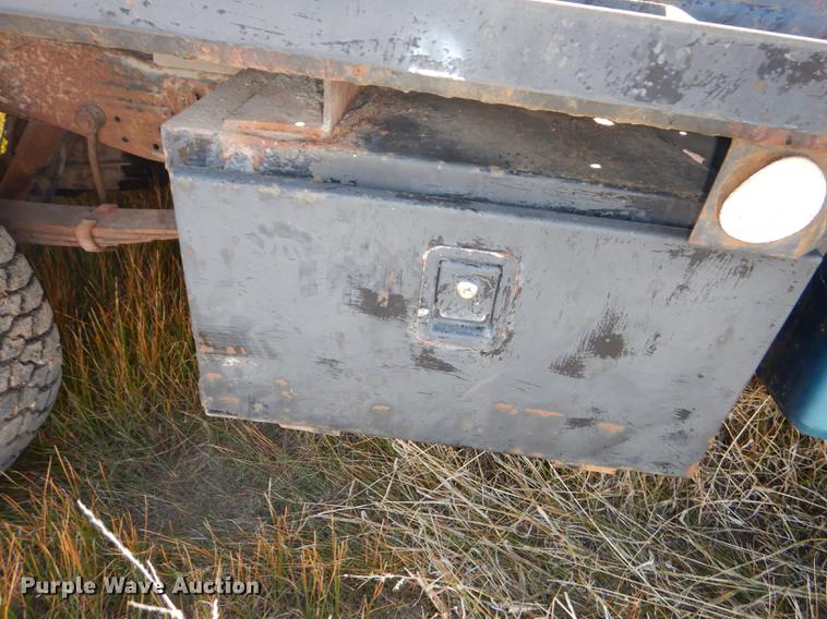 image for item DF1929 1984 Ford F250 flatbed pickup truck