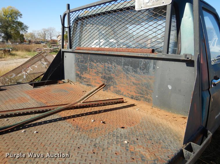 image for item DF1929 1984 Ford F250 flatbed pickup truck