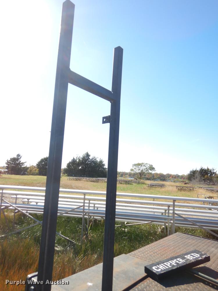 image for item DF1929 1984 Ford F250 flatbed pickup truck