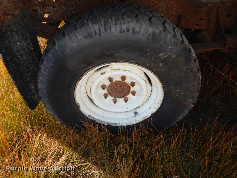 image for item DF1929 1984 Ford F250 flatbed pickup truck