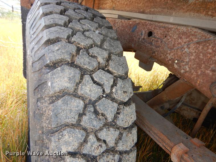 image for item DF1929 1984 Ford F250 flatbed pickup truck