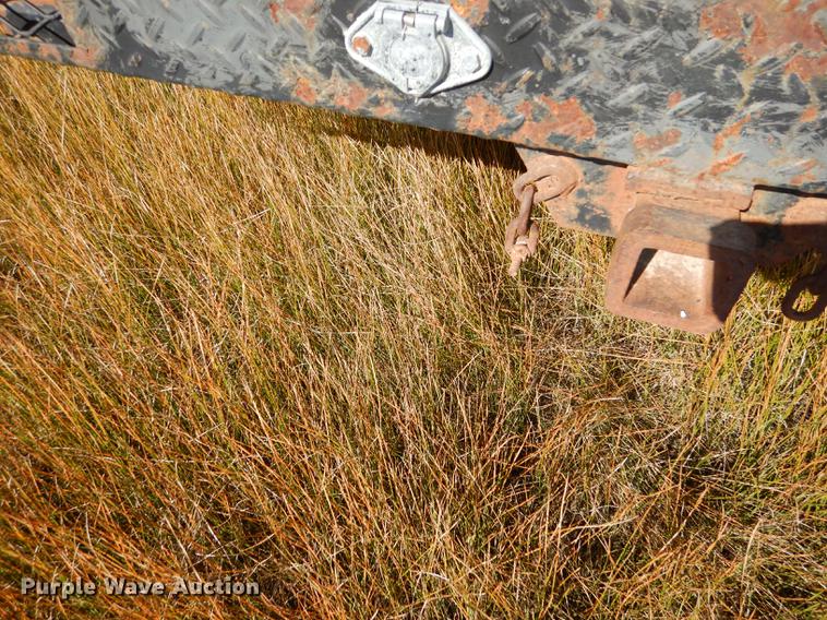 image for item DF1929 1984 Ford F250 flatbed pickup truck