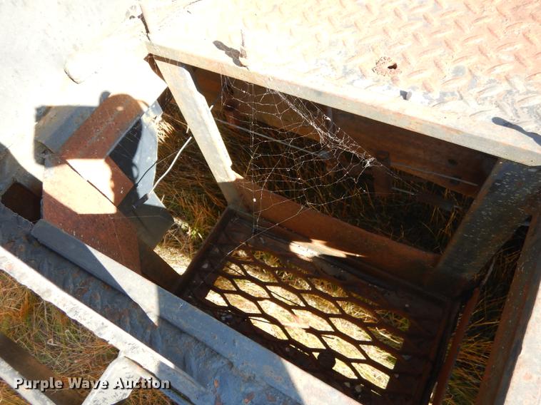 image for item DF1929 1984 Ford F250 flatbed pickup truck