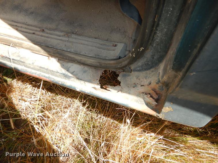 image for item DF1929 1984 Ford F250 flatbed pickup truck