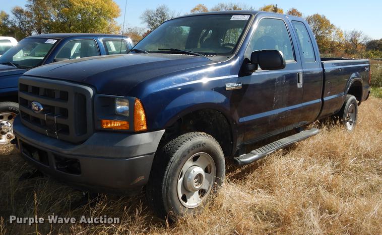 image for item DF1932 2005 Ford F250 Super Duty SuperCab pickup truck