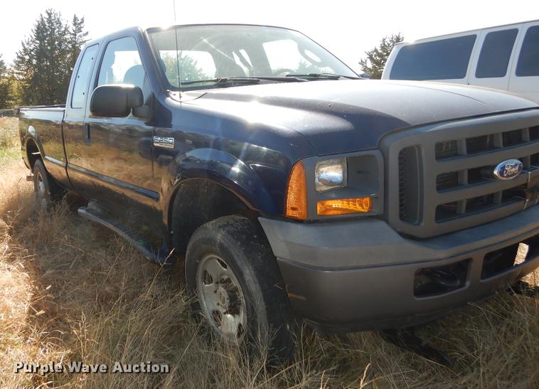 image for item DF1932 2005 Ford F250 Super Duty SuperCab pickup truck