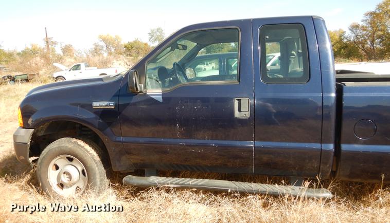 image for item DF1932 2005 Ford F250 Super Duty SuperCab pickup truck