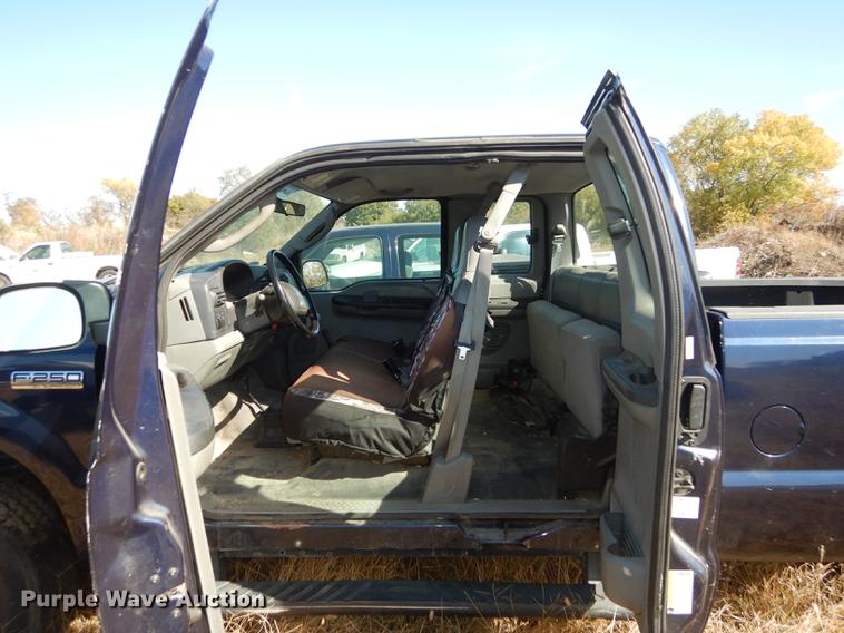 image for item DF1932 2005 Ford F250 Super Duty SuperCab pickup truck