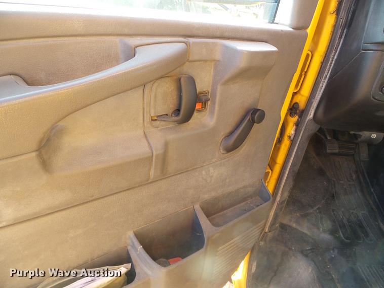 image for item DF2820 2007 Chevrolet Express 3500 Blue Bird school bus