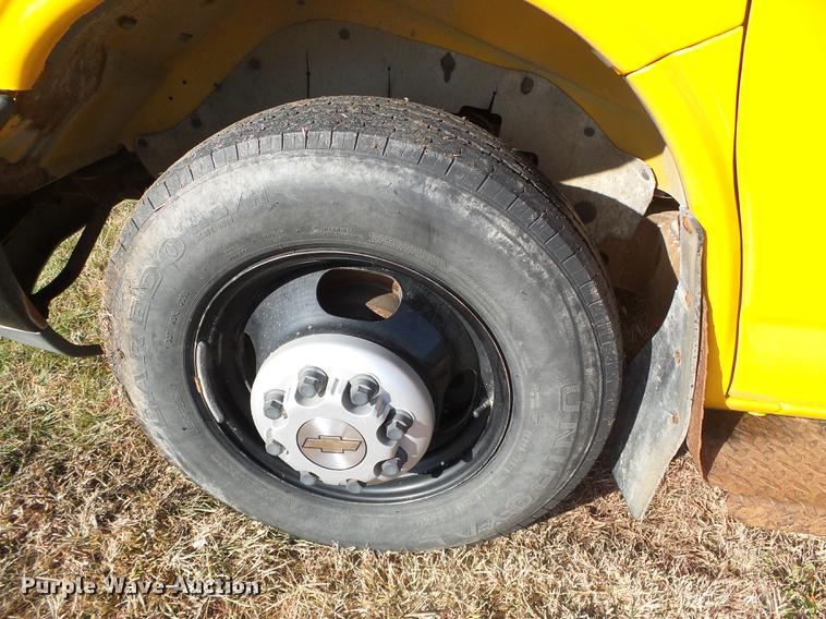 image for item DF2820 2007 Chevrolet Express 3500 Blue Bird school bus