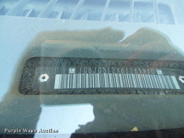 image for item DF2820 2007 Chevrolet Express 3500 Blue Bird school bus