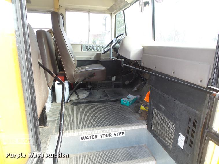 image for item DF2824 2002 International school bus