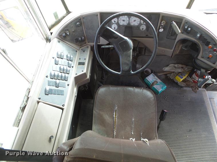 image for item DF2824 2002 International school bus