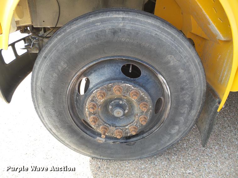 image for item DF2824 2002 International school bus